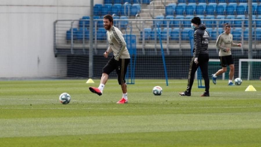 Isolados, jogadores do Real Madrid treinaram sem máscara e fizeram atividades com bola - Reprodução/Twitter