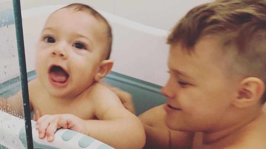 Davi Lucca, filho de Neymar e Carol Dantas, brinca com o irmão, Valentim - Reprodução/Instagram