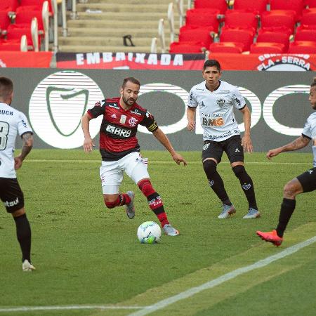 Everton Ribeiro cercado no Maracanã - Alexandre Vidal / Flamengo