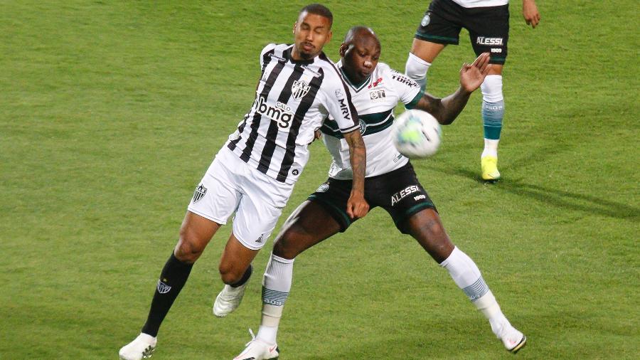 Sassá (à direita) defende o Coritiba, mas pode voltar ao Cruzeiro em meio a problema extracampo - Gabriel Machado/AGIF
