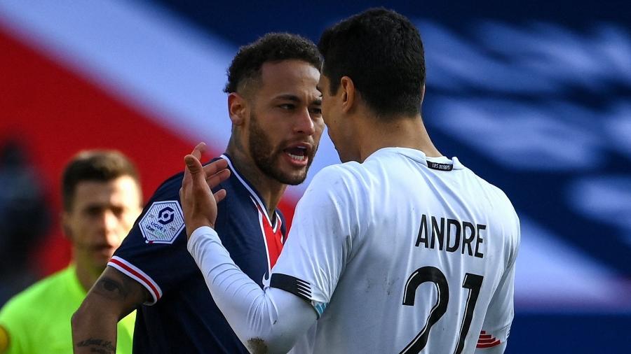 Neymar discute com Benjamin Andre durante partida entre PSG e Lille, pelo Campeonato Francês - FRANCK FIFE / AFP