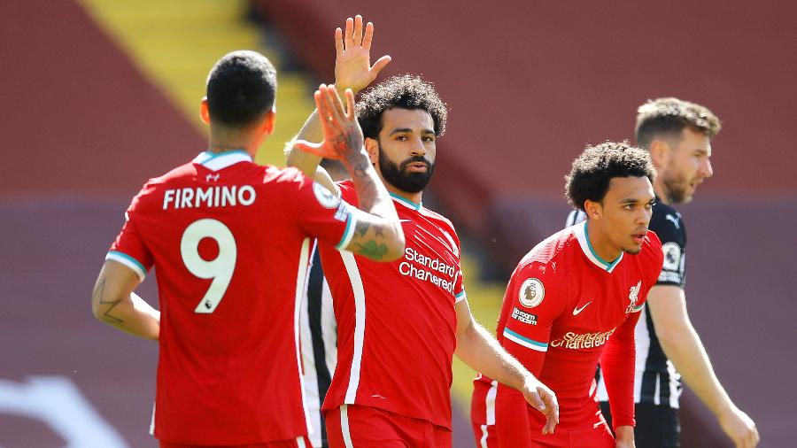 Salah comemora com Roberto Firmino após abrir o placar para o Liverpool contra o Newcastle pelo Campeonato Inglês - David Klein - Pool/Getty Images