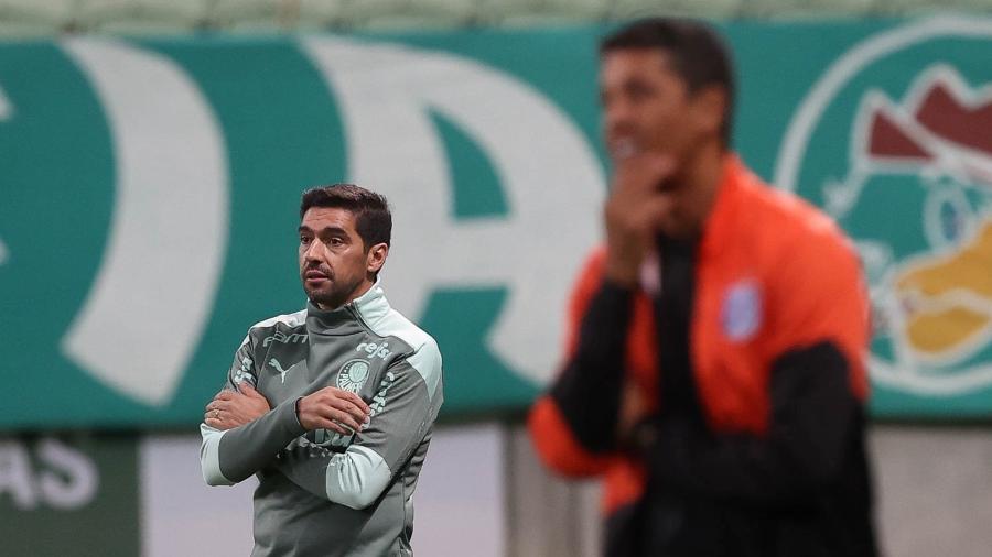O técnico Abel Ferreira observa jogadores do Palmeiras pelo Paulista - Cesar Greco/Palmeiras