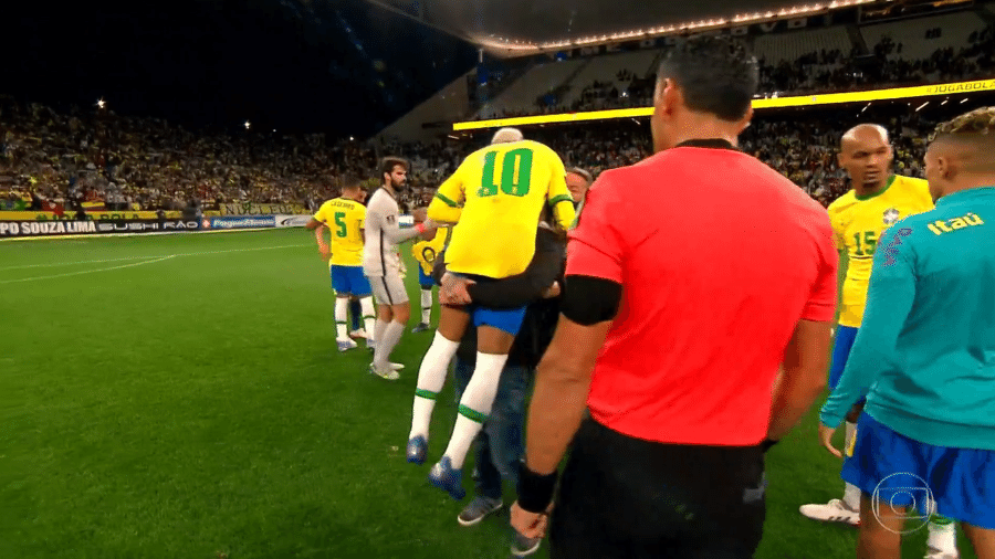 Torcedor invade o campo e pega Neymar no colo após vitória do Brasil - Transmissão