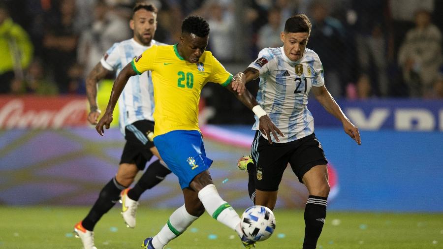 Vinicius Júnior tenta lance pela seleção contra a Argentina - Lucas Figueiredo/CBF