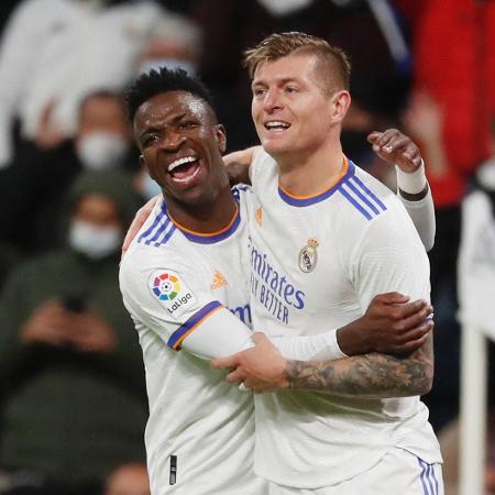 Vinícius Jr. e Toni Kroos comemoram gol do Real Madrid em jogo do Campeonato Espanhol de janeiro de 2022 - REUTERS/Susana Vera