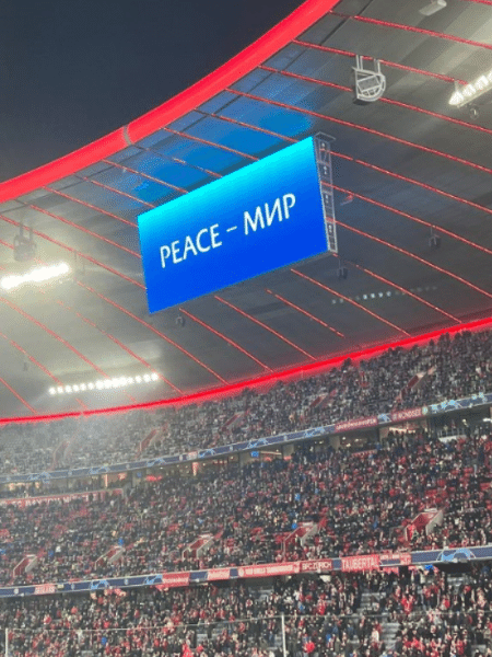 Telão da Allianz Arena, estádio do Bayern de Munique, exibe pedido pela paz - Reprodução Web: // Twitter Bayern de Munique