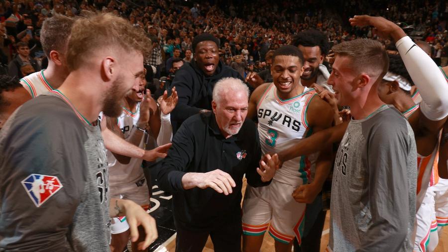Gregg Popovich, treinador do San Antonio Spurs é celebrado após bater o recorde de vitórias na NBA - Reprodução/Twitter/@spurs