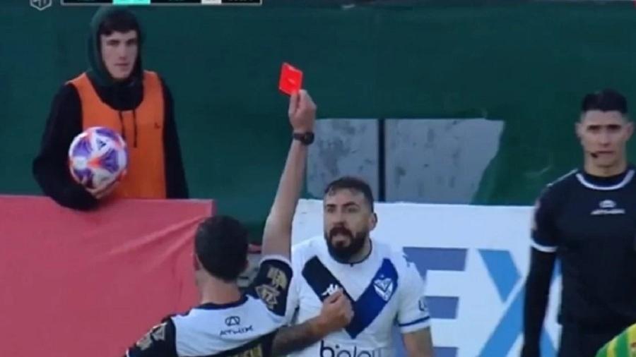 Lucas Pratto é expulso por jogo brusco no Aldosivi x Vélez Sarsfield - Reprodução TV