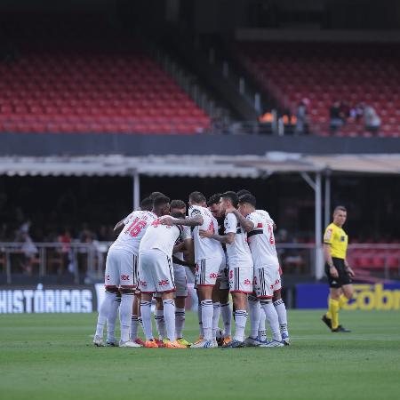 Jogadores do São Paulo em momento de união antes de partida contra o Fortaleza pelo Brasileirão - Ettore Chiereguini/AGIF