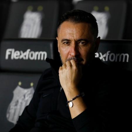 Vítor Pereira comanda o Corinthians em clássico contra o Santos na Vila Belmiro - Ricardo Moreira/Getty Images