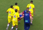 Jogador do Fortaleza passa mal durante jogo e deixa estádio de ambulância - Reprodução/Premiere