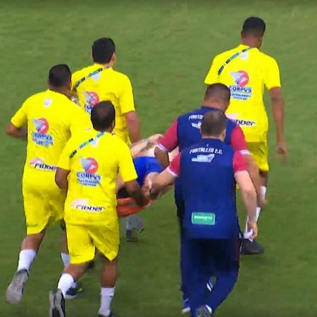 Lucas Sasha saiu do Castelão de ambulância no início do jogo contra Coritiba  - Reprodução/Premiere