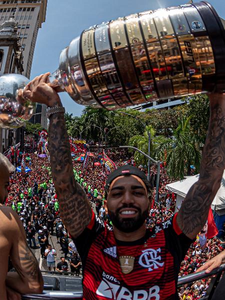 Gabigol ergue o troféu da Libertadores durante o cortejo do trio elétrico do Flamengo no Centro do Rio - Gilvan de Souza / Flamengo