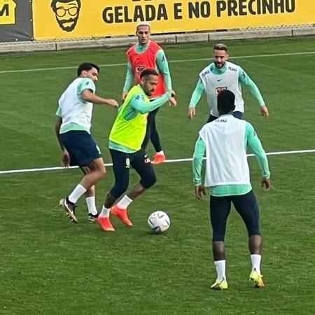 Neymar durante o treino da seleção em Turim nesta terça-feira (15) - UOL