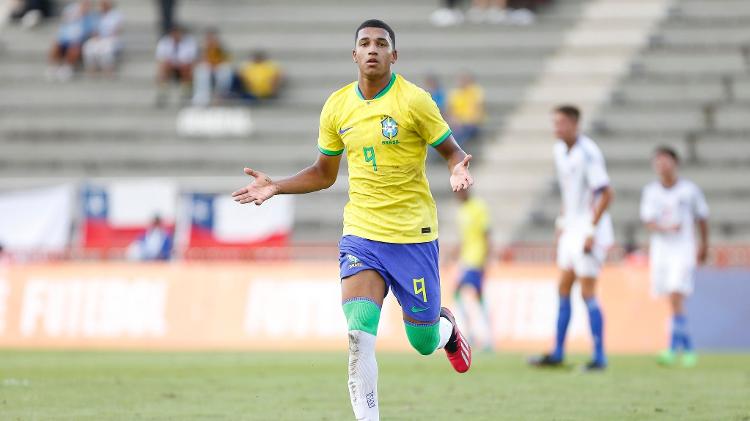 Kauã Elias, joia do Fluminense, comemora gol pela seleção brasileira sub-17