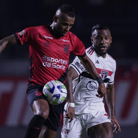 Luan, do São Paulo, tenta roubar a bola durante jogo contra o Athletico no Campeonato Brasileiro