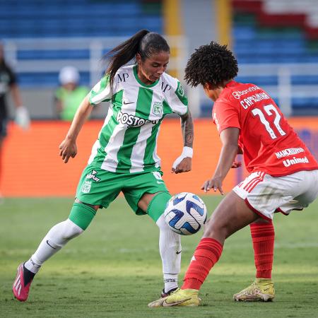 Capelinha, do Internacional, disputa lance com jogadora do Atlético Nacional, pela Libertadores feminina
