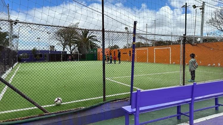 Crianças treinando na escolinha de futebol do Defensor Sporting (URU)