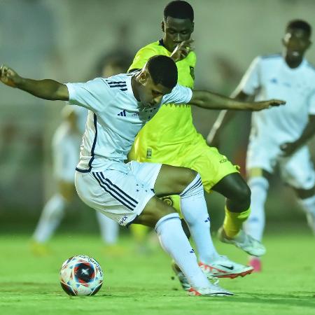 Jogadores de Cruzeiro e Madureira em ação no jogo da 2ª fase da Copinha