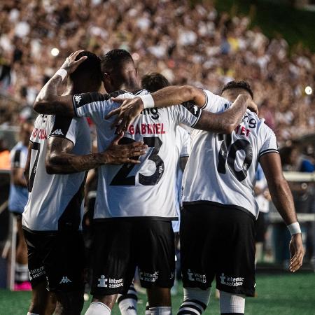 Jogadores do Vasco comemoram gol marcado contra o Volta Redonda pelo Campeonato Carioca