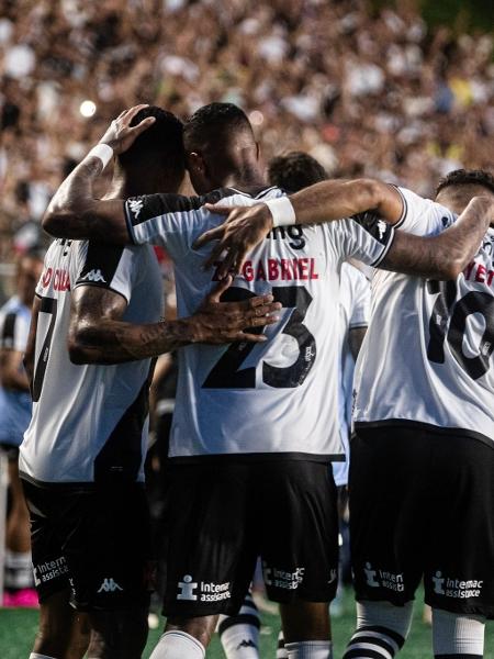 Jogadores do Vasco comemoram gol marcado contra o Volta Redonda pelo Campeonato Carioca