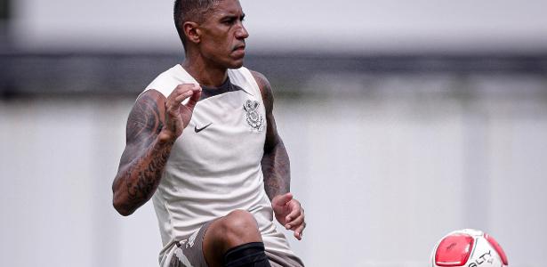Antônio Oliveira projeta formação do Corinthians com Paulinho e dupla de atacantes.