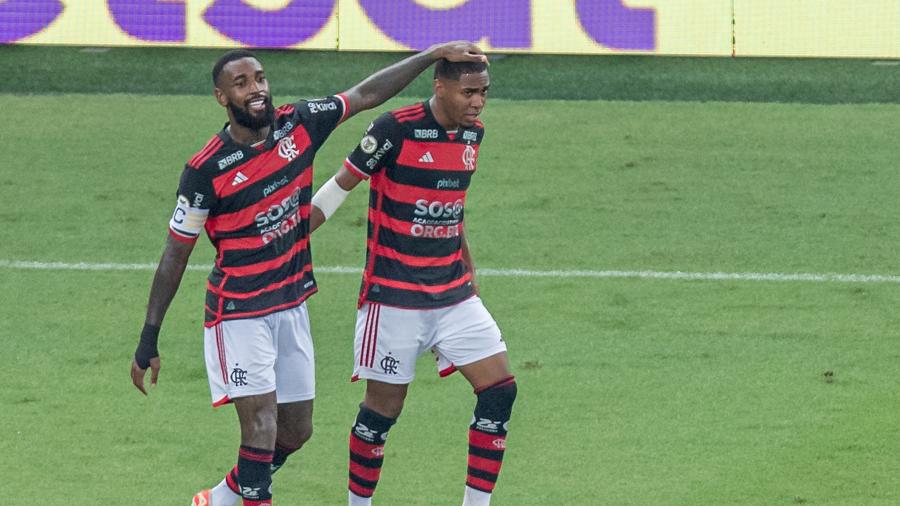 Lorran, do Flamengo, comemora com Gerson após marcer contra o Corinthians, pelo Brasileirão