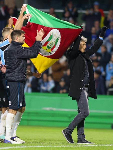 Renato Gaúcho e jogadores do Grêmio seguram bandeira do Rio Grande do Sul 
