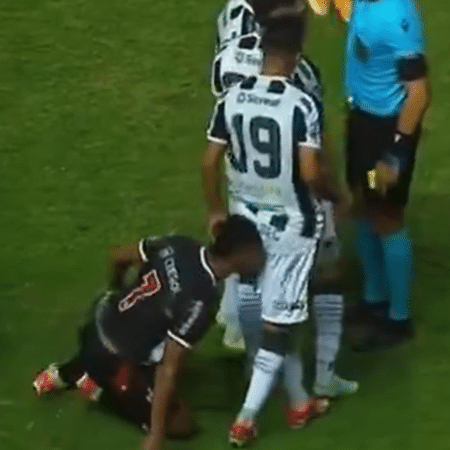 Emerson Ramon deu uma cabeçada no meio das nádegas de Rodrigo Lindoso durante Operário-PR x Botafogo-SP