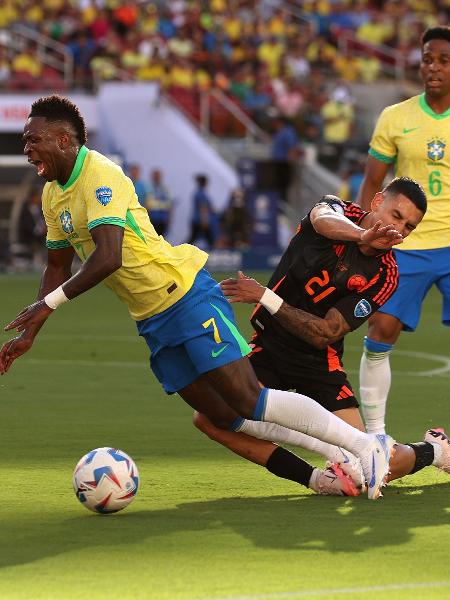 Vini Jr é derrubado dentro da área por Muñoz em Brasil x Colômbia, jogo da Copa América - Ezra Shaw/Getty Images
