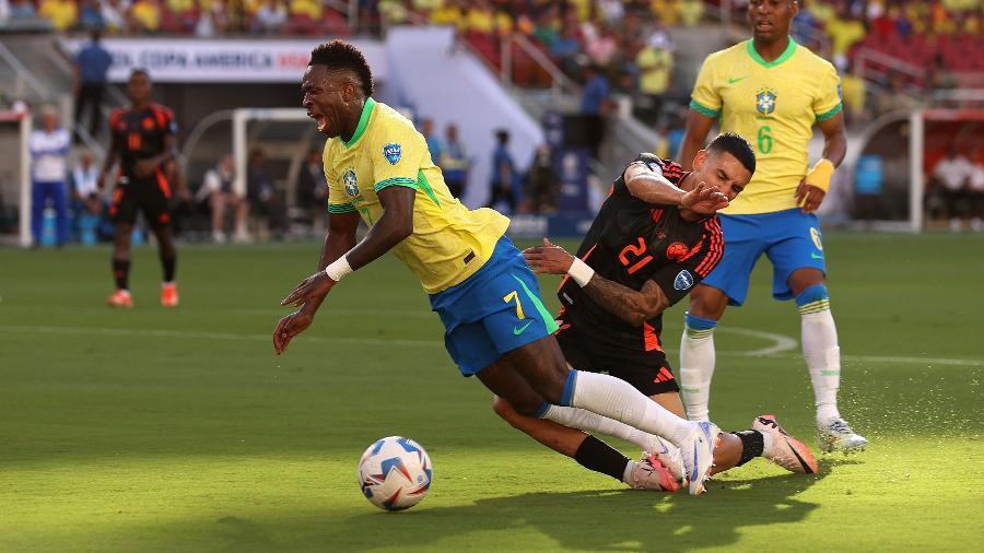 Vini Jr é derrubado dentro da área por Muñoz em Brasil x Colômbia, jogo da Copa América
