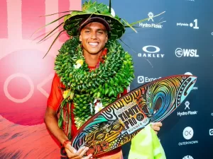 Quem é o 'garoto da ilha' que pode atrapalhar sonho do Brasil no surfe?