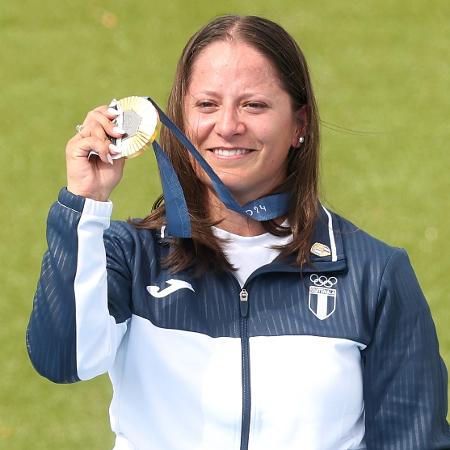 Adriana Oliva comemora conquista da medalha de ouro no tiro esportivo durante as Olimpíadas de Paris-2024