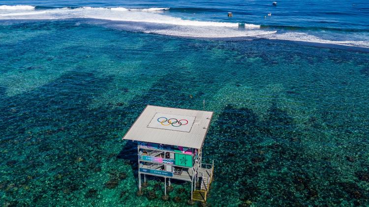 Em Teahupoo, no surfe, a torre dos juízes é instalada em cima dos corais