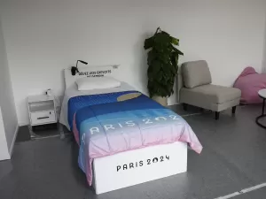 Paris-2024 faz Vila sustentável com cama dura, quarto quente e comida ruim