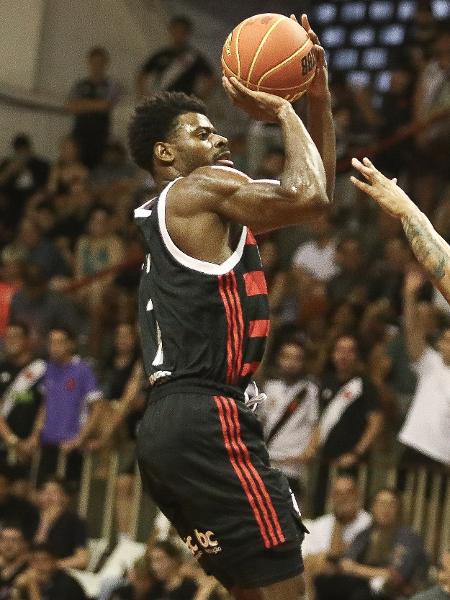 Gui Deodato arremessa contestado em duelo do Flamengo contra o R10 Score Vasco da Gama pelo NBB