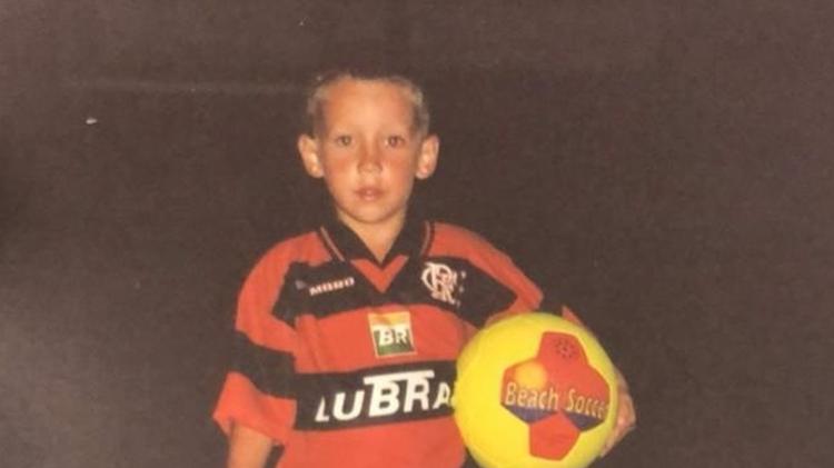 Léo Ortiz com o uniforme do Flamengo quando era criança