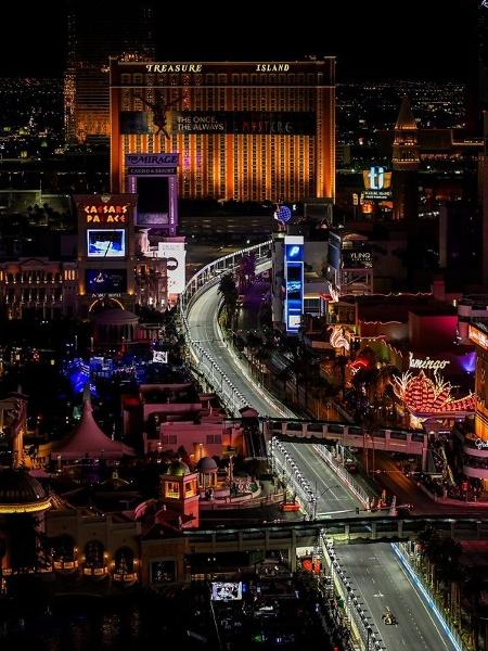 Carros da Fórmula 1 na pista de Las Vegas durante o treino livre de quinta-feira