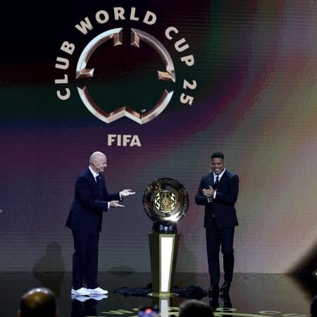 President Gianni Infantino, da Fifa, e Ronaldo Fenômeno mostrando o troféu do Mundial de Clubes