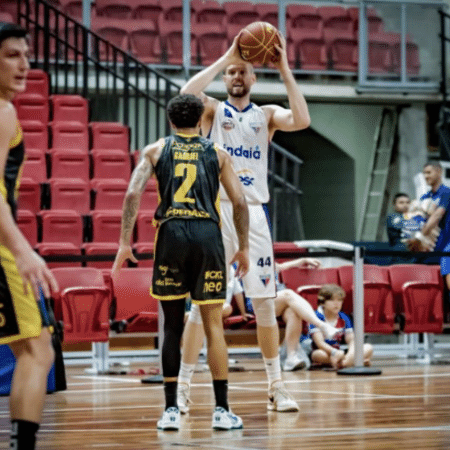 Renan fez 25 pontos na vitória do Fortaleza sobre o Mogi, pelo NBB