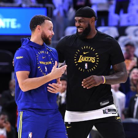 Stephen Curry e LeBron James conversam antes da partida entre Los Angeles Lakers e Golden State Warriors 