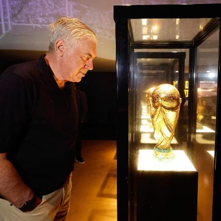 Carlo Ancelotti visita o museu da seleção brasileira