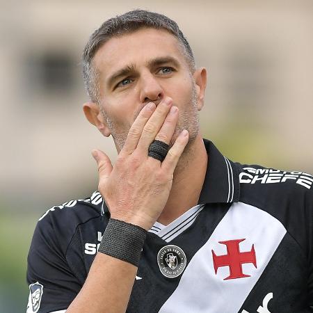 Vegetti comemora gol marcado pelo Vasco contra o Atlético-MG no Brasileirão