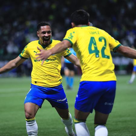 Flaco López e Vitor Roque comemoram gol marcado pelo Palmeiras contra o Sport no Brasileirão