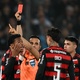 Conmebol suspende Plata e impõe multa a atacante do Flamengo; veja detalhes
