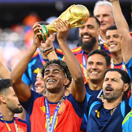 Seleção da Espanha ergue taça da Copa do Mundo 2026