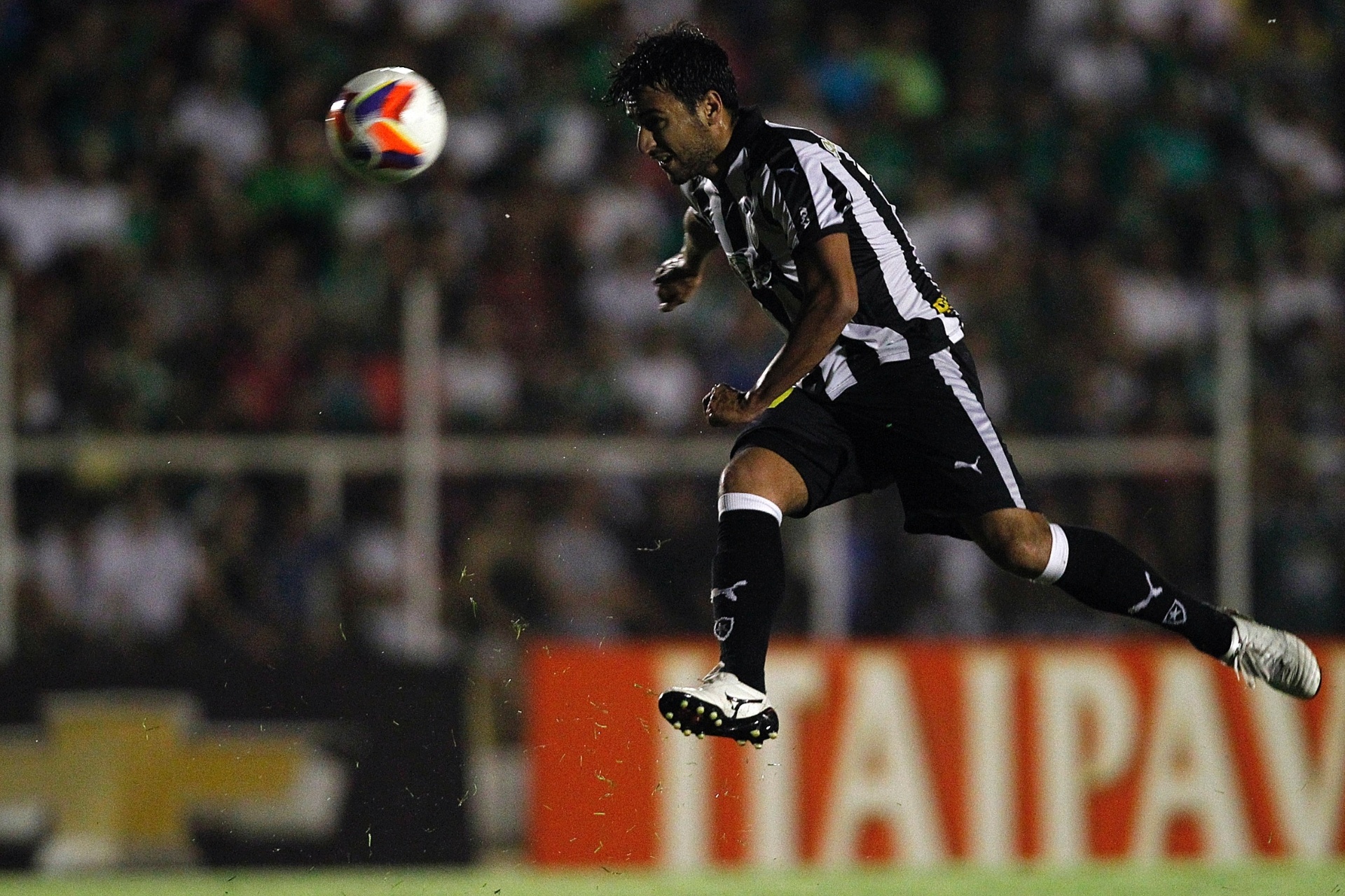 Camacho cabeceia a bola no duelo do Botafogo contra o Luverdense, na Série B - Vitor Silva / SSPress