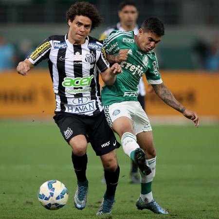 Dudu, do Palmeiras, disputa a bola com Victor Ferraz, do Santos