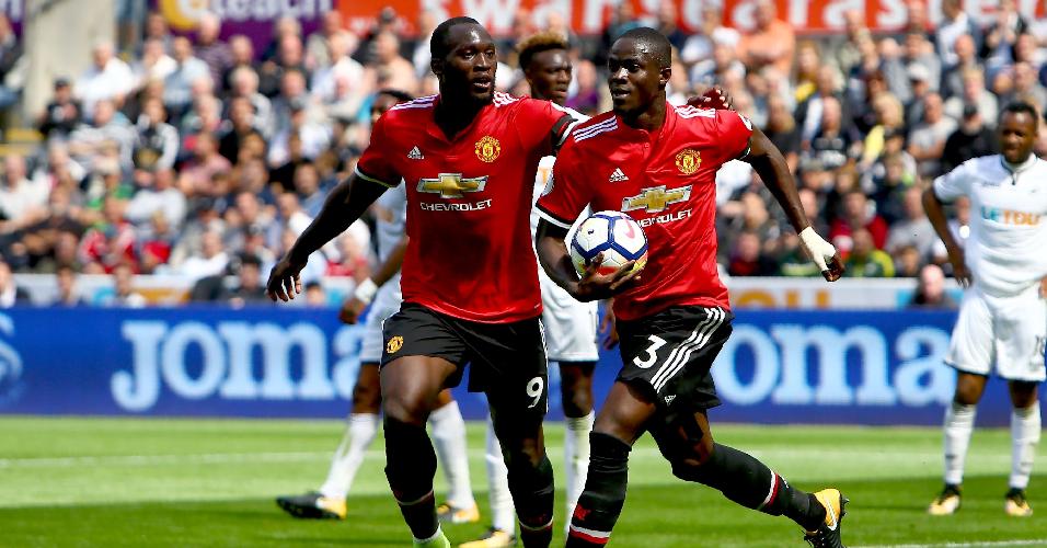 Eric Bailly comemora gol marcado para o Manchester United contra o Swansea
